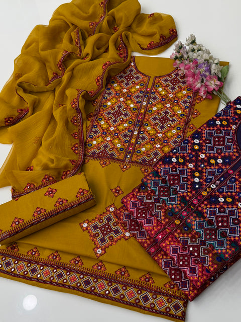 🔥 Beautiful Traditional Balouchi Style Embroidery 🧵 With Paani Sheesha Work Lawn 3 PC Dress 👗