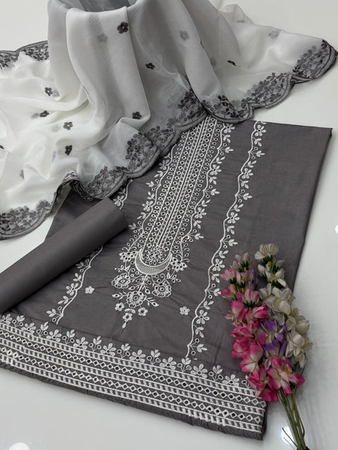 🔥 Most Demanded Article Shiffle Chikankari Lawn 3 Pc 👗