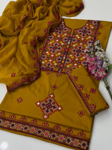 🔥 Beautiful Traditional Balouchi Style Embroidery 🧵 With Paani Sheesha Work Lawn 3 PC Dress 👗