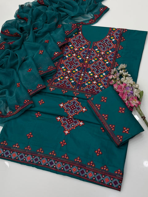 🔥 Beautiful Traditional Balouchi Style Embroidery 🧵 With Paani Sheesha Work Lawn 3 PC Dress 👗